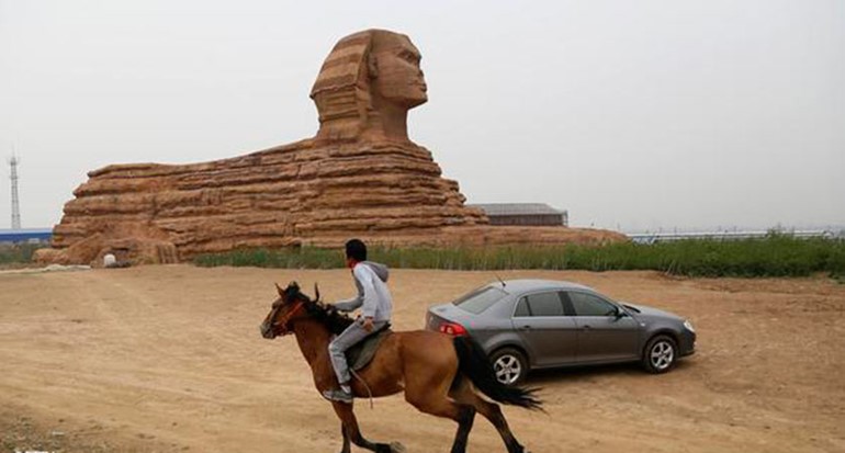 بالفيديو والصور.. حتى أبو الهول.. صيني