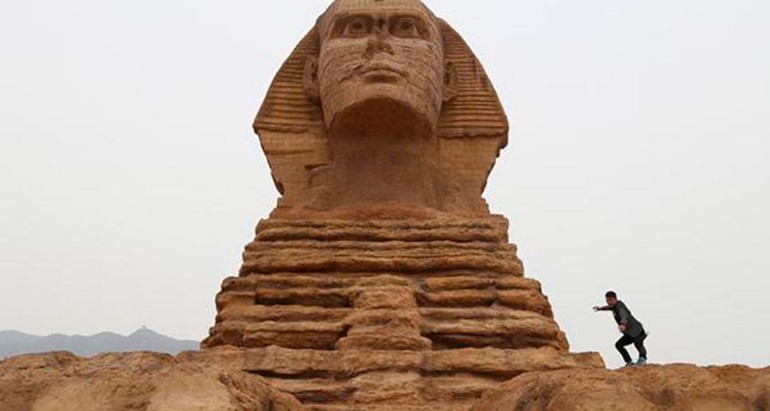 بالفيديو والصور.. حتى أبو الهول.. صيني