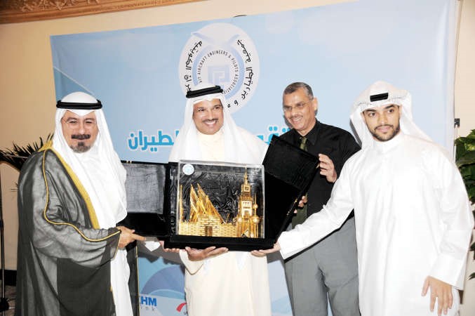 ابراهيم العريج يقدم درعا تكريمية الى الشيخ دمحمد الصباح ﻿