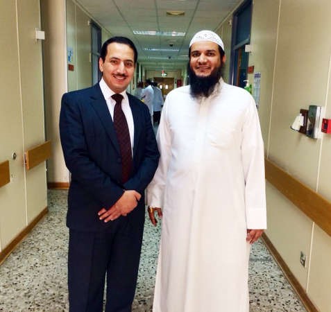 محمد الرشيدي ودجاسم الهاشل بعد اجراء عملية تبديل البطارية