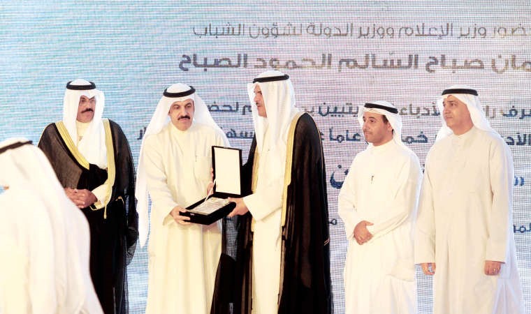 الشيخ سلمان الحمود مكرما د يعقوب الرفاعي بحضور الشيخ احمد النواف وم علي اليوحة وطلال الرميضي﻿