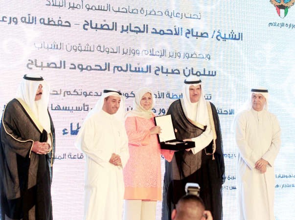 تكريم احدى المشاركات﻿