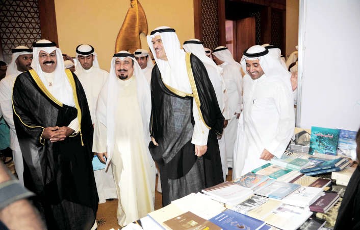 الشيخ سلمان الحمود والشيخ احمد النواف في جولة على المعرض المصاحب للحفل﻿