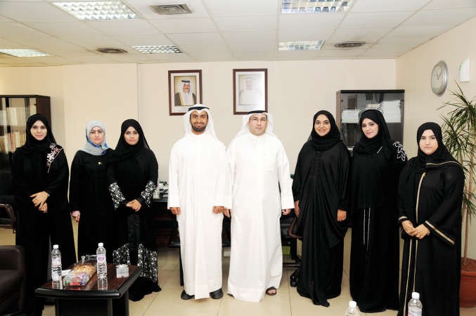 مدير نيابة المخدرات احمد العتيبي ونائبه يتوسطان وفد الادعاء العماني