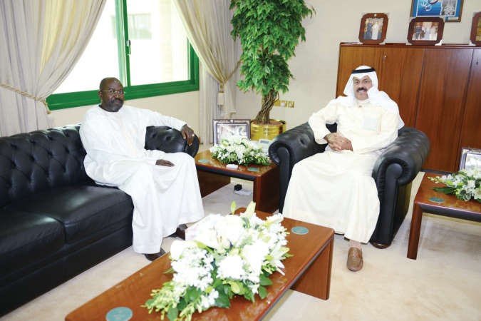 الشيخ احمد النواف مستقبلا سفير السنغال عبدالاحد امباكي