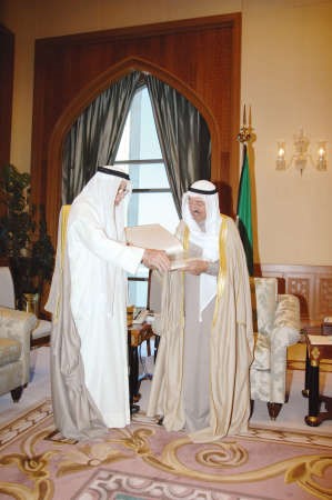 برجس البرجس رحمه الله يطلع صاحب السمو الامير الشيخ صباح الاحمد على قرية جابر الاحمد في اندونيسيا﻿