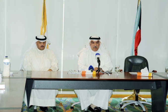من اليمين خالد الغانم الرئيس التنفيذي للشركة وصقر البدر مدير ادارة العلاقات العامة والتسويق بالتكليف خلال عمومية المشروعات السياحية	قاسم باشا﻿