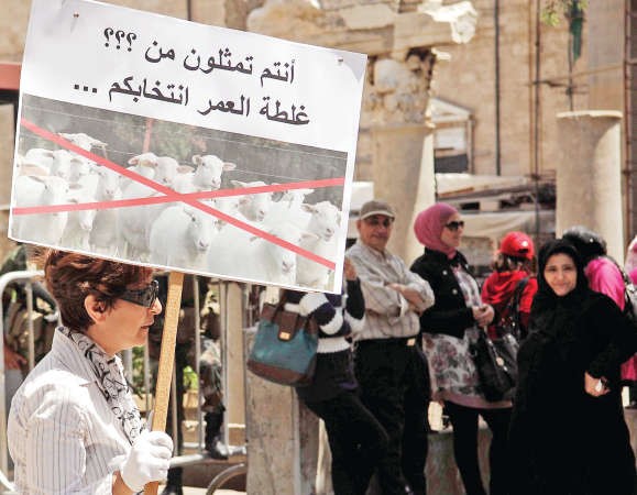 جانب من تظاهرة هيئة التنسيق النقابية وسط بيروت امس محمود الطويل 