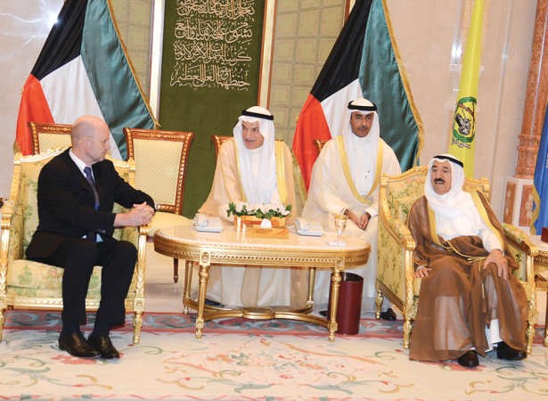 صاحب السمو الامير الشيخ صباح الاحمد مستقبلا السفير ستين اندرس سفيرا لمملكة النرويج﻿