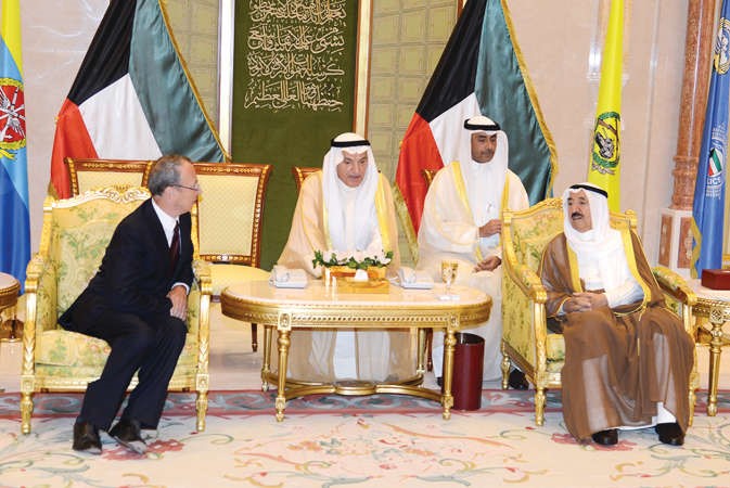 صاحب السمو الامير الشيخ صباح الاحمد مستقبلا السفير باتريك هينيسي سفيرا لايرلندا﻿