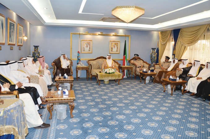 الشيخ فواز الخالد خلال لقائه اهالي ومسؤولي الاحمدي﻿