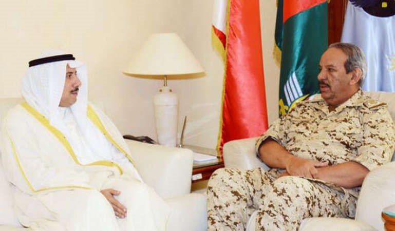 القائد العام لقوة دفاع البحرين المشير ركن الشيخ خليفة بن احمد ال خليفة خلال استقباله السفير الشيخ عزام الصباح 