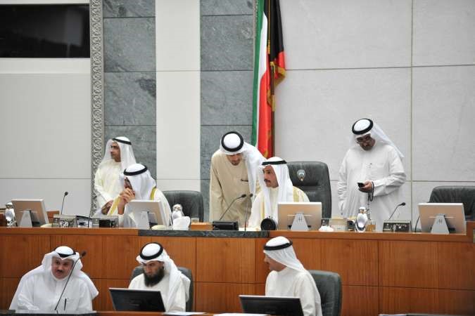 رئيس مجلس الامة مرزوق الغانم ونائبه مبارك الخرينج ووزير المالية انس الصالح على المنصة وتبدو الامانة العامة

