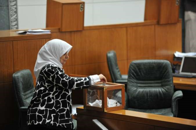 هند الصبيح تدلي بصوتها في تشكيل لجنة التحقيق فياستثمارات لندن
