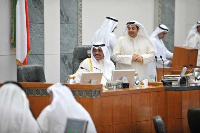 مبارك الخرينج مترئسا جانبا من جلسة امس والى جانبه يعقوب الصانع
