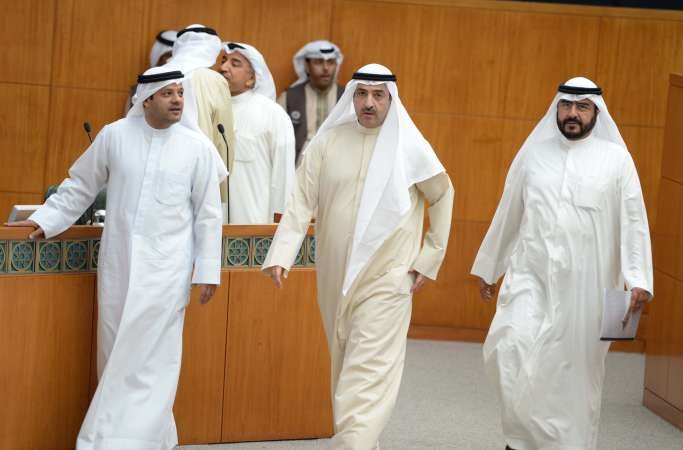 سعدون حماد وجمال العمر وفيصل الكندري يدخلون القاعة
