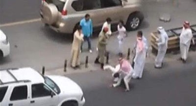 بالفيديو.. "هوشة چايدة" تعطل المرور في احد شوارع الكويت