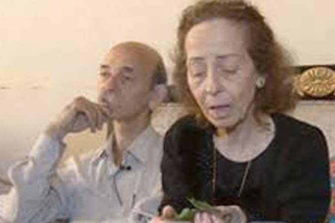 بالفيديو.. حمصية وشقيقها عاشا على أوراق شجر المقابر
