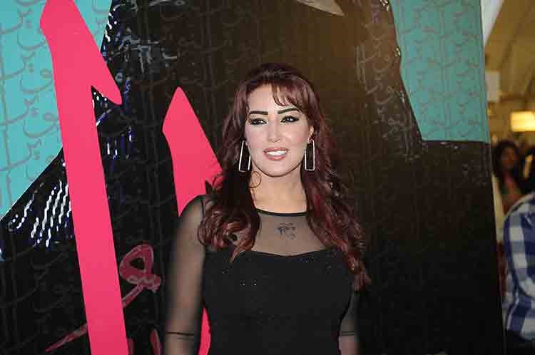 بالصور.. سمية الخشاب في الكويت تفاجئ الجميع بقدها المياس ورشاقتها.. وأحلام: شوفوها صايرة عارضة أزياء
