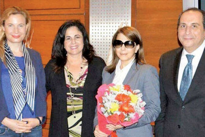 ماجدة الرومي مع منظمي الحفل في القاهرة﻿