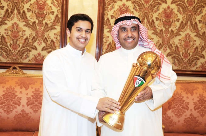 عزام ونجله عبدالعزيز يحتفيان بالكاس﻿