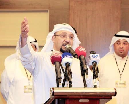 عريف الحفل الزميل احمد الرمضان يلقي شعرا في حب الجنرال