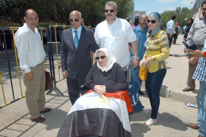 السفير المصري عبدالكريم سليمان مع احدى الاسر المصرية 