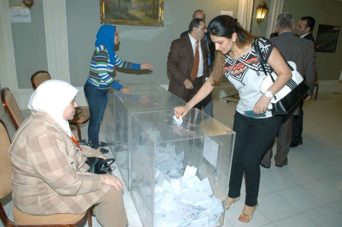 مواطنة مصرية تدلي بصوتها 