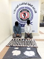المتهمان والمضبوطات في مقر الادارة العامة لمكافحة المخدرات