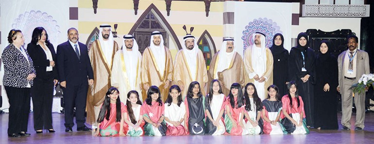 حاكم الشارقة الشيخ سلطان بن محمد القاسمي والشيخ ناصر صباح الاحمد مع المكرمين والمشاركين في الحفل
