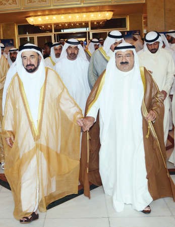 حاكم الشارقة مرحبا بممثل صاحب السمو الامير