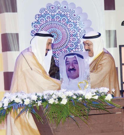 ممثل صاحب السمو الامير يتسلم جائزة شخصية العالم العربي الاولى للدعم الانساني والترابط المجتمعي 2014
