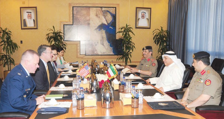الشيخ خالد الجراح خلال استقباله النائب الاول لمساعد وزير الدفاع الاميركي لسياسة السيبرانية ايريك روزنباك