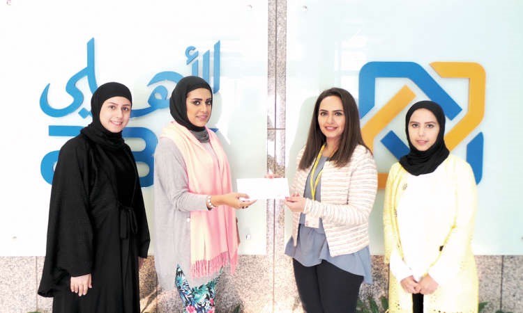 جانب من تقديم الدعم المالي لطلبة كلية الهندسة والبترول