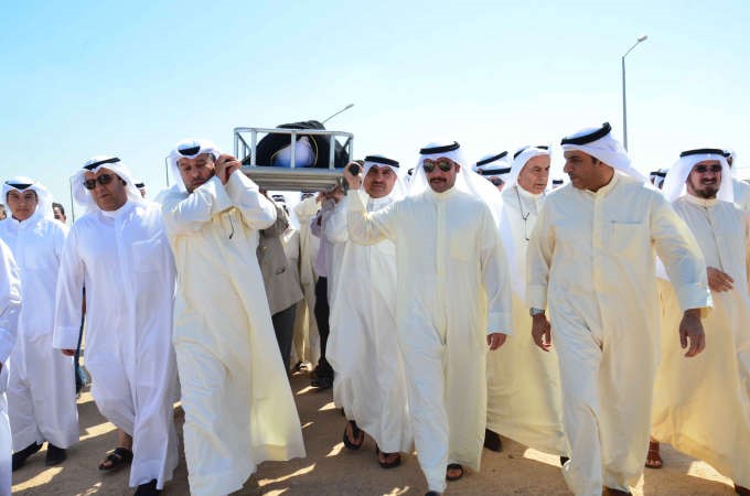 مرزوق الغانم مشاركا في حمل نعش الفقيد ﻿