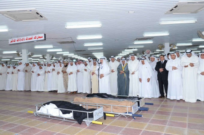 سمو الشيخ ناصر المحمد مع الحضور خلال الصلاة على الفقيد ﻿