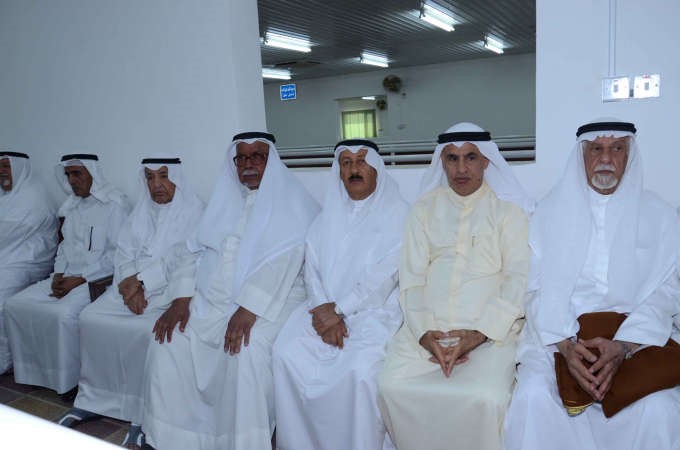 عبدالعزيز الغنام وصالح الفضالة وجواد بوخمسين وعلي الغانم خلال العزاء ﻿