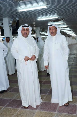 الشيخ حمد جابر العلي مع احد الحضور﻿
