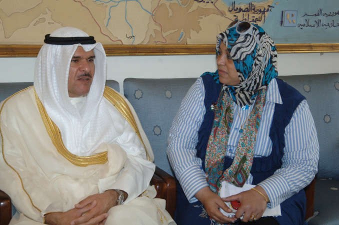 الشيخ سلمان الحمود متحدثا للزميلة هناء السيد ناصر عبدالسيد
