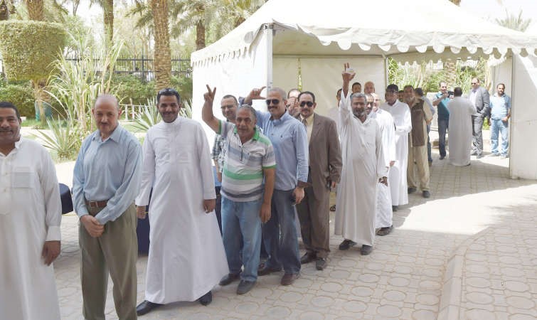طابور من المصريين في العاصمة السعودية الرياض ينتظرون الادلاء باصواتهم في الانتخابات الرئاسية امس افپ