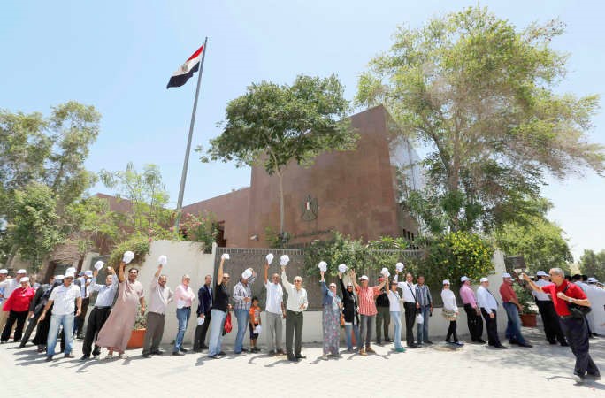 واخرون يصطفون امام القنصلية المصرية في دبي في انتظار التصويت رويترز