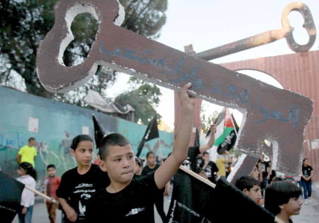 اطفال فلسطينيون يحملون مفتاحا رمزيا تاكيدا لتمسكهم بحق العودة خلال تظاهرة بذكرى النكبة برام الله امسافپ ﻿