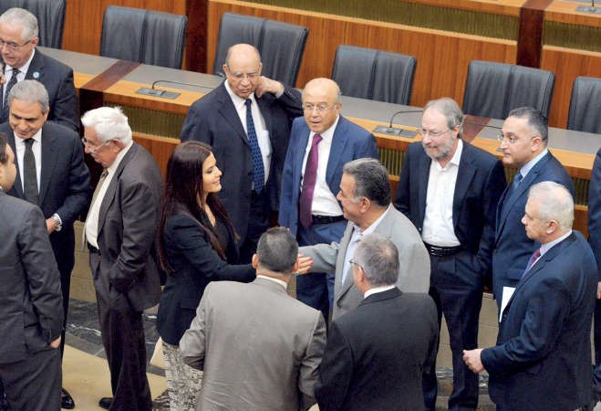 عدد من نواب 14 اذار خلال دخولهم الى جلسة انتخاب الرئيس امس محمود الطويل