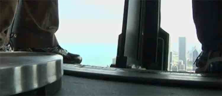 بالفيديو والصور.. حائط زجاجي بناطحة سحاب يميل للأسفل لمشاهدة فريدة وخيالية لشيكاغو