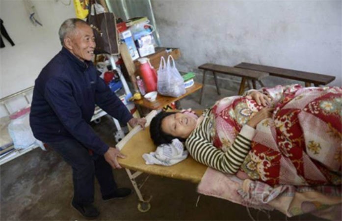 24 عاماً لسداد دين اقترضه لإنقاذ زوجته