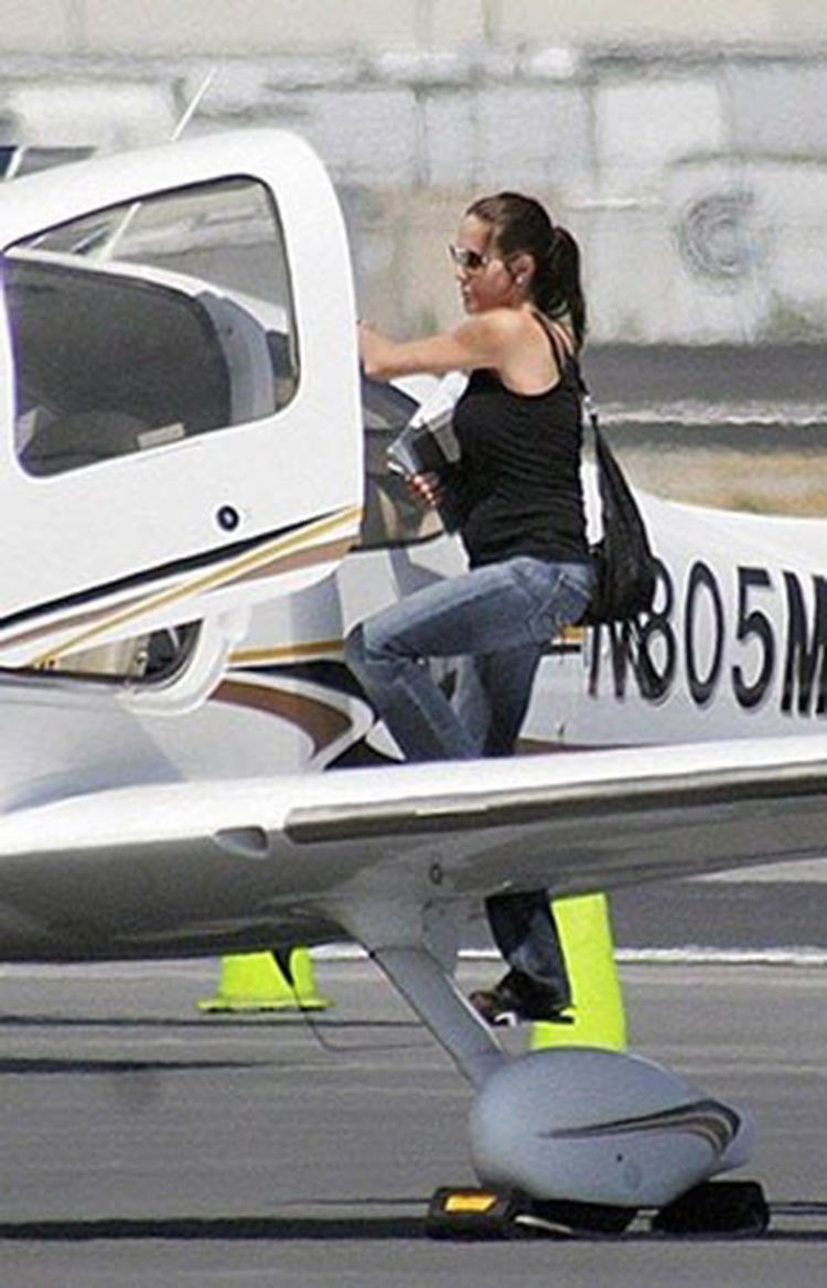 Angelina Jolie تملك طائرة خاصة