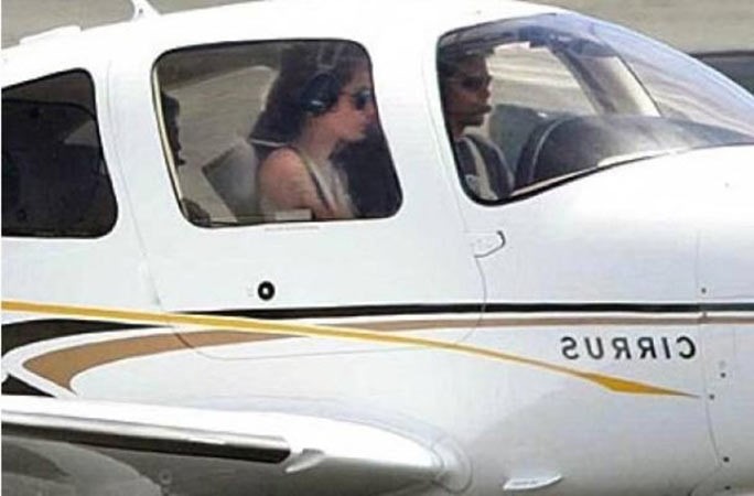 Angelina Jolie تتدرب على قيادة الطائرات