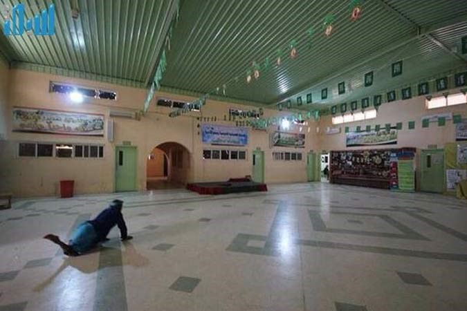 بالصور.. "خمسيني" سعودي مُعاق يزحف لفصول محو الأمية لإكمال تعليمه بجازان