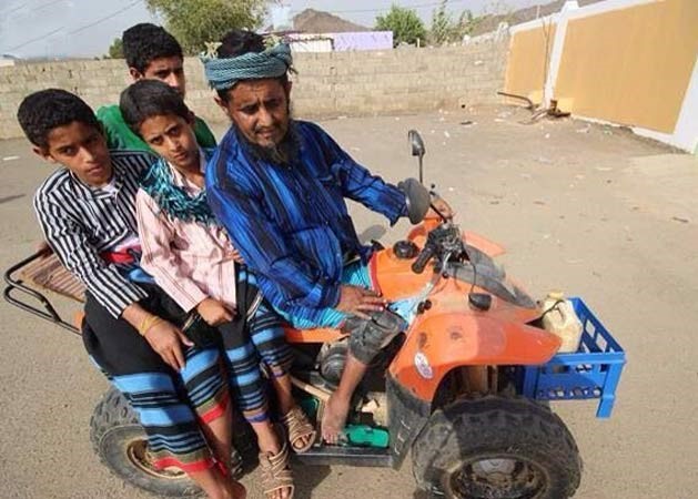 بالصور.. "خمسيني" سعودي مُعاق يزحف لفصول محو الأمية لإكمال تعليمه بجازان