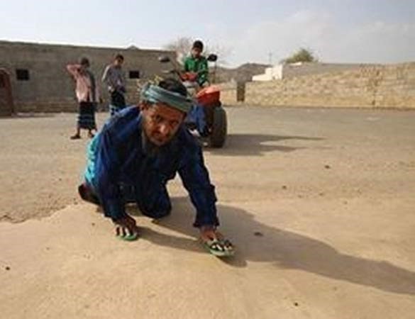 بالصور.. "خمسيني" سعودي مُعاق يزحف لفصول محو الأمية لإكمال تعليمه بجازان